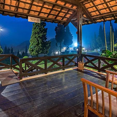 Grand Whiz Hotel ブロモ山 エクステリア 写真